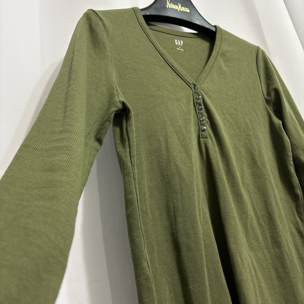Gap Henley ribbed knit sweater top . Size large.